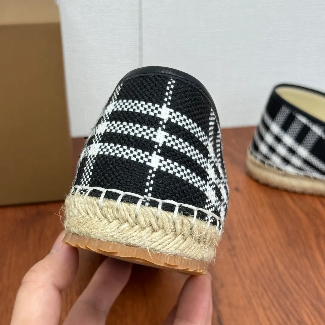 Batch 600 Burberry/Burberry new summer men's embroidered straw fisherman shoes, cool slip-on straw shoes! Encounter British fashion with Burberry espadrilles, a perfect blend of classic and fashionable. The unique printing on the upper is a manifestation of the brand's style. Every color and every pattern tells the story of England. Straw soles bring a natural texture, comfortable and chic. Whether you are strolling in the city streets or heading to the beach for vacation, it can add elegance and charm to you, easily become the center of attention, and start your own fashion journey. Classic knitted canvas upper, with thin calfskin lining suitable for summer, straw lining, genuine leather patch at the bottom of the heel, hemming technology, and Mark stitching details! Anti-slip rubber bottom layer, integrated injection molding of large LOGO letters and badges, multiple colors and styles to choose from, complete package! Size: 39-40-41-42-43-44 Normal size Item number: 2025-5 knitted black
